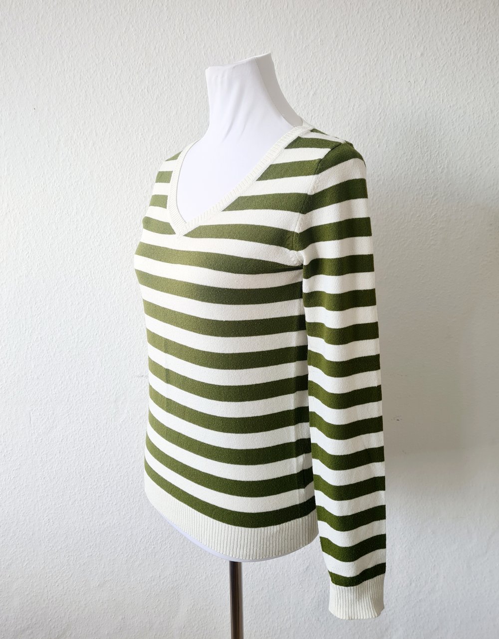 Gestreifter Pullover olivergrün - weiß