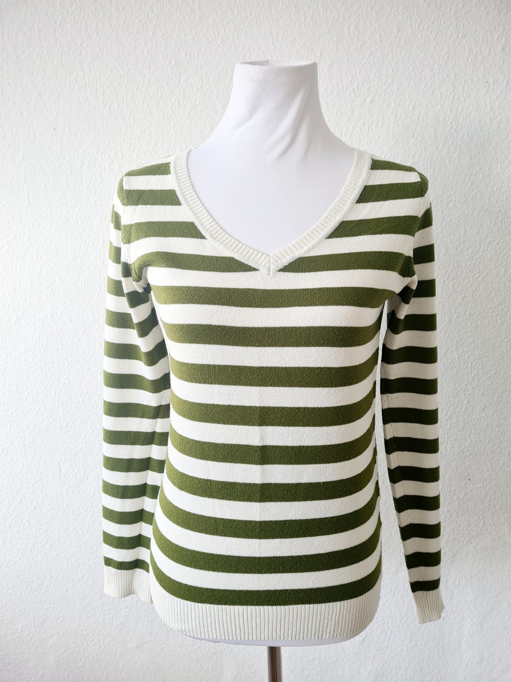 Gestreifter Pullover olivergrün - weiß