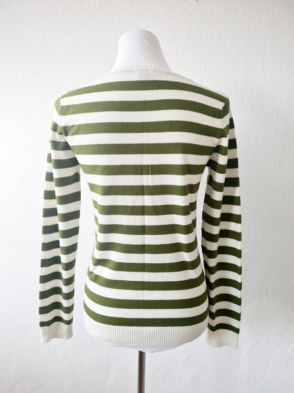 Gestreifter Pullover olivergrün - weiß