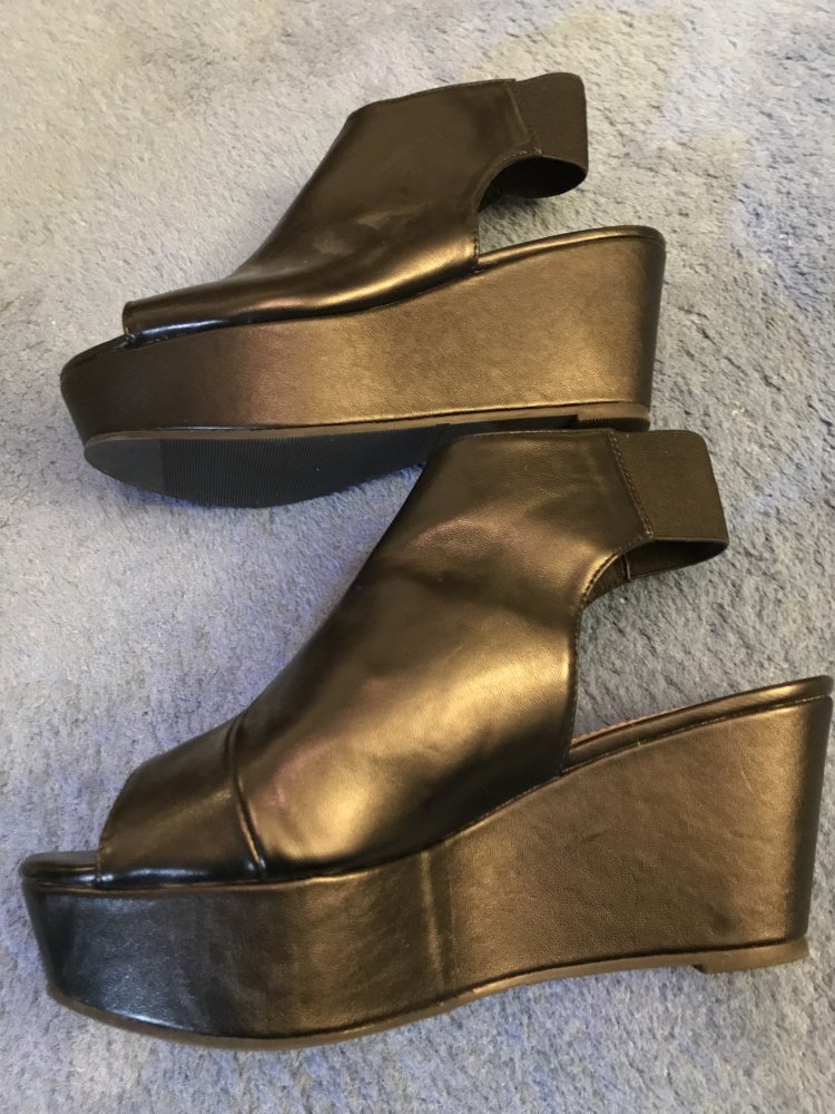 Wedges Sandalen Peep Toes Plateau Knöchelband hinten aus Stretch (vorne 2,5 cm Mitte 4 cm hinten 6 cm) schwarz Grösse 37 H&M – nur 2,3 x getragen