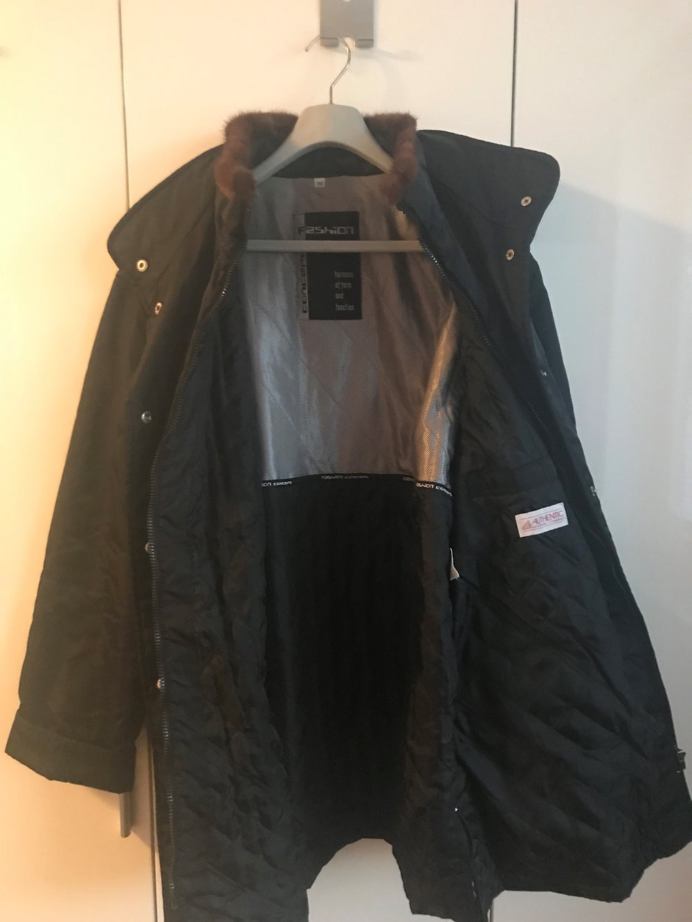 Outdoor Jacke schwarz Größe 44 mit schmalem Kunstfellkragen – wenig getragen 