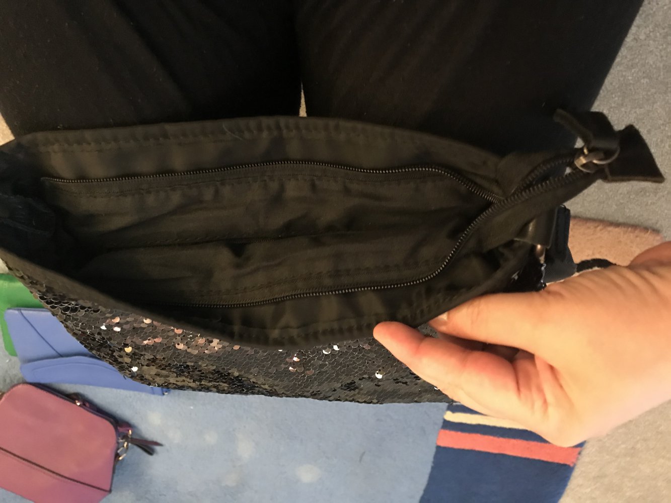  Umhängetasche schwarz Pailetten mit Reissverschluss 29 cm x 21 cm