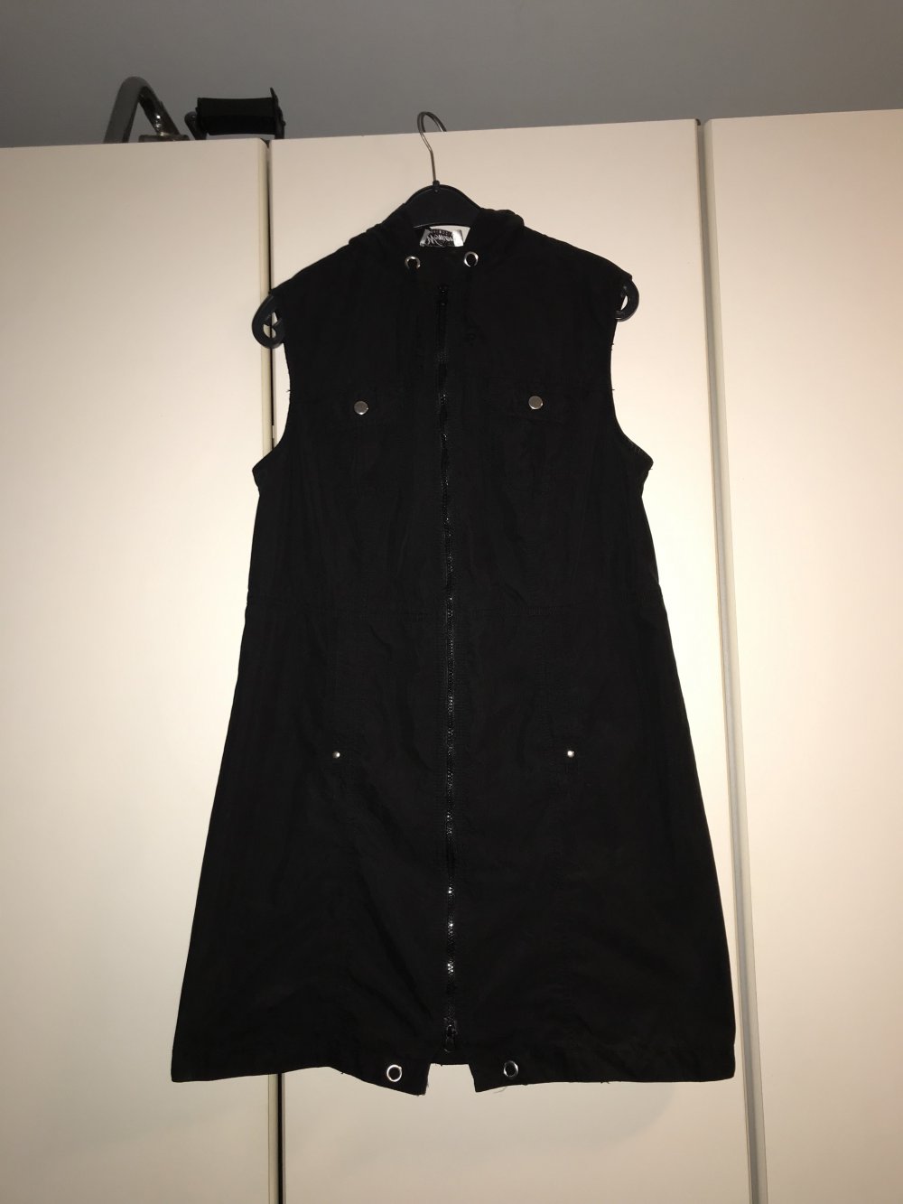  Longweste 86 cm mit Kapuze - schwarz - Grösse 40/M - A-Linie - stabiler Stoff - selten getragen -  2 Eingrifftaschen - 2 Brusttaschen 