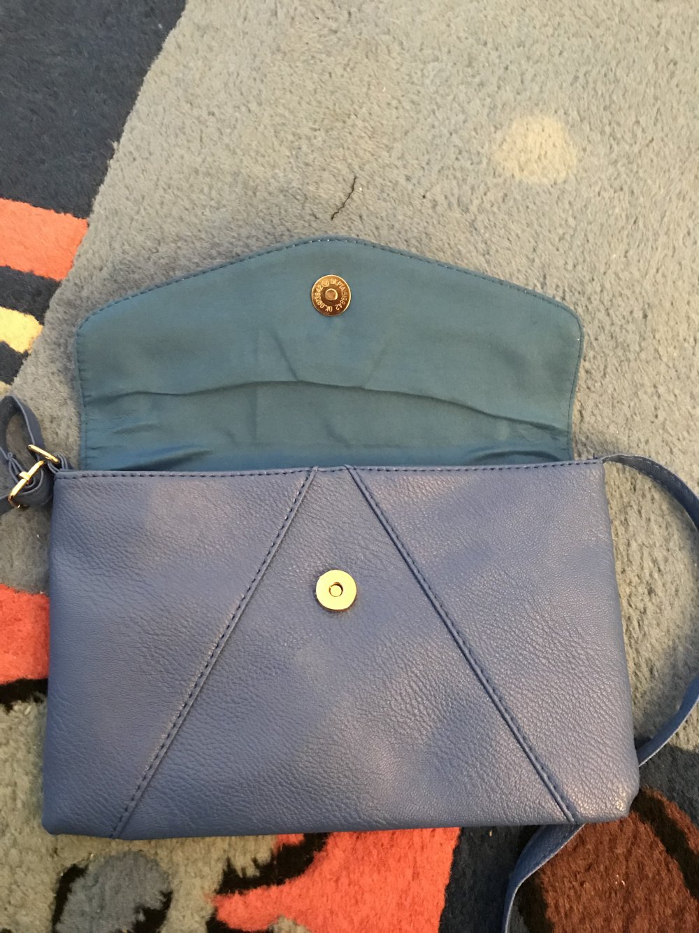 Umhängetasche Kunstleder blau mit Druckknopf-Verschluss 25 cm x 17 cm - NEU