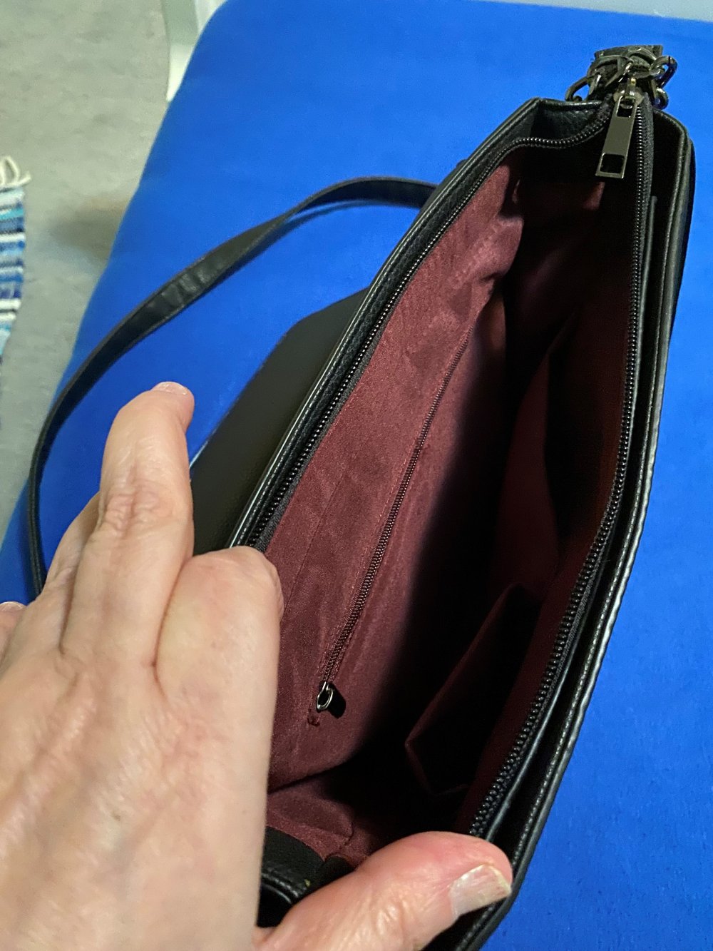 Umhängetasche schwarz – mit Strass Herzanhänger