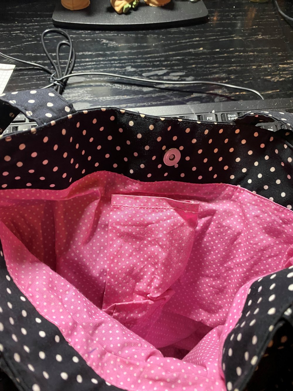 Henkeltasche Stoff – mittelgrau – mit süßen Details