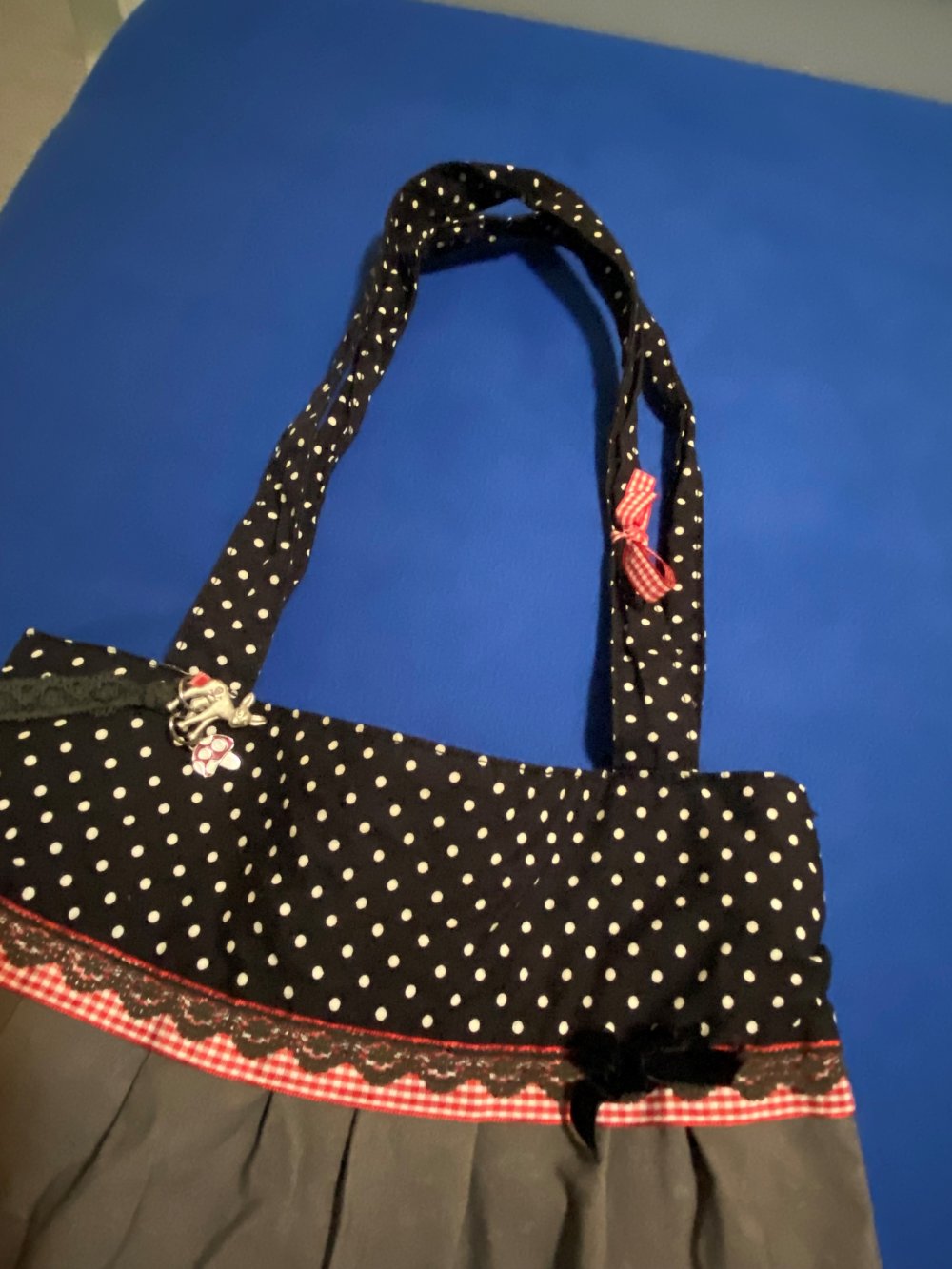 Henkeltasche Stoff – mittelgrau – mit süßen Details