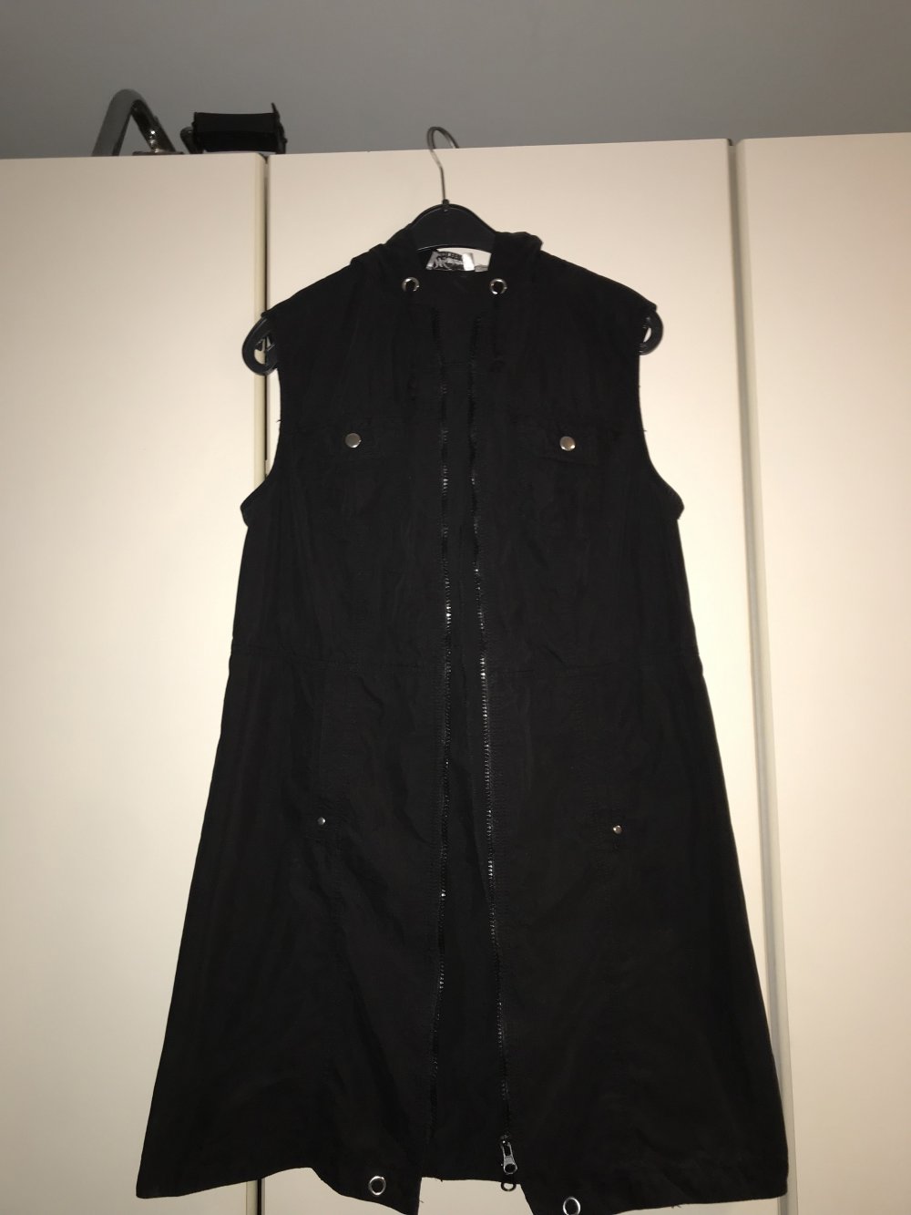  Longweste 86 cm mit Kapuze - schwarz - Grösse 40/M - A-Linie - stabiler Stoff - selten getragen -  2 Eingrifftaschen - 2 Brusttaschen 