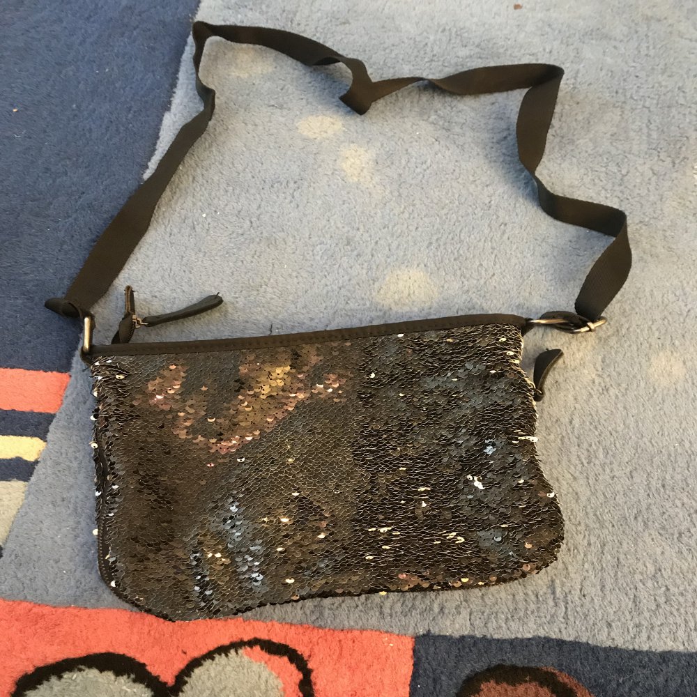  Umhängetasche schwarz Pailetten mit Reissverschluss 29 cm x 21 cm