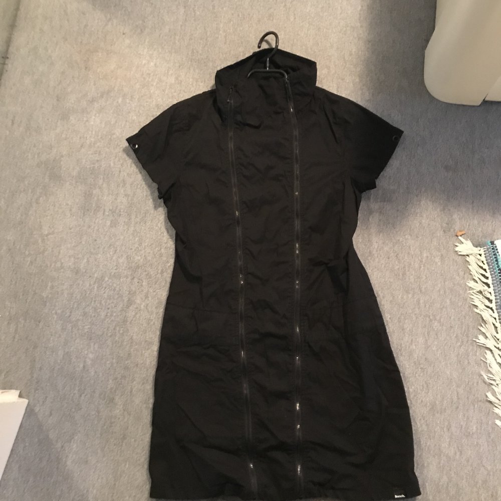  Bench Oberteil/Weste lang mit durchgehendem Reissverschluss und Stehkragen (nicht anliegend) - Kurzarm - schwarz - Grösse L  (aber ehr M) - figurbetont