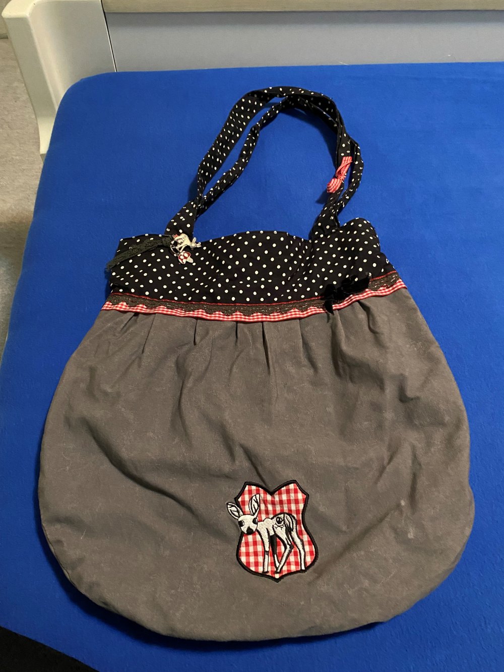 Henkeltasche Stoff – mittelgrau – mit süßen Details