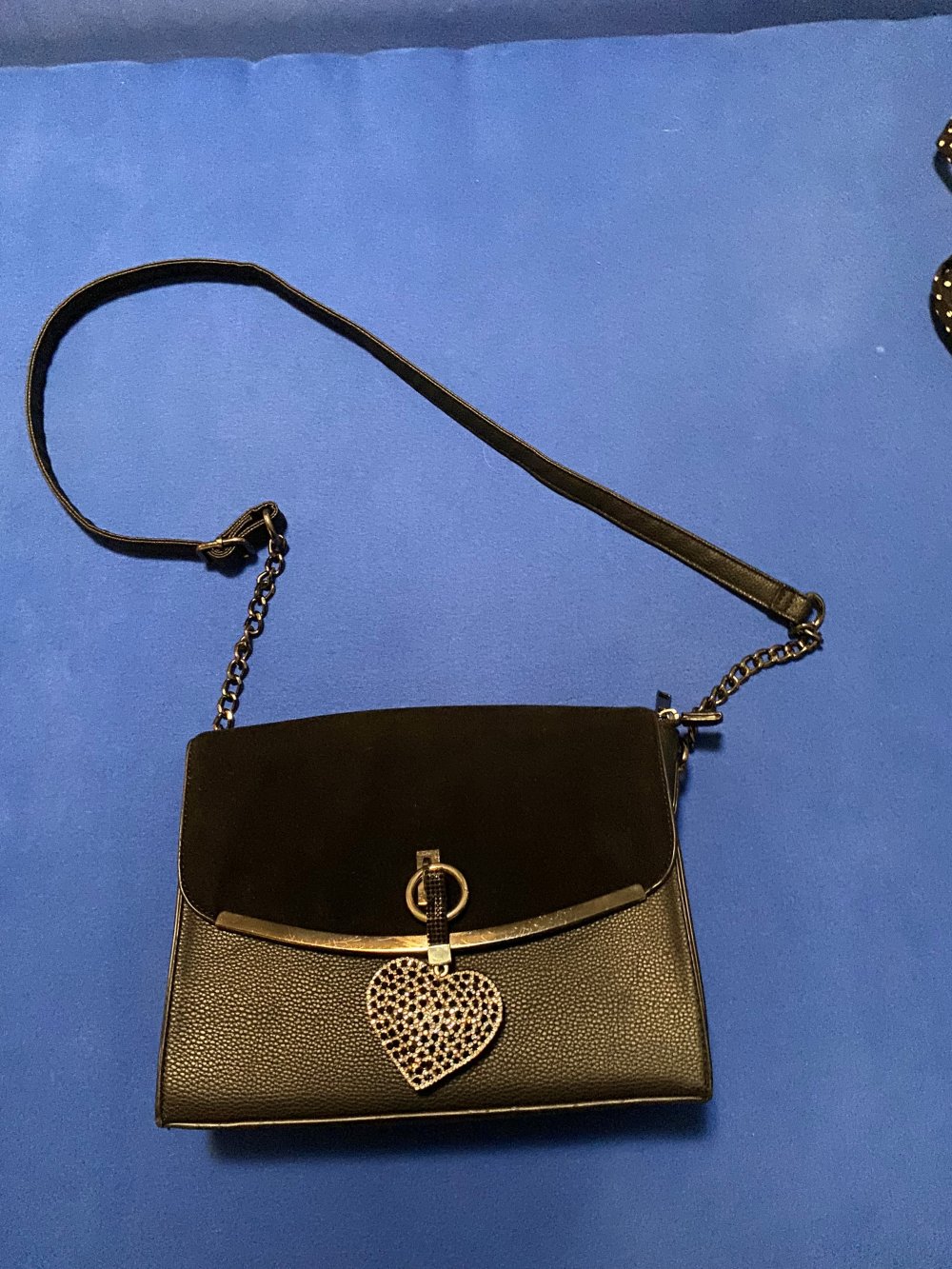 Umhängetasche schwarz – mit Strass Herzanhänger