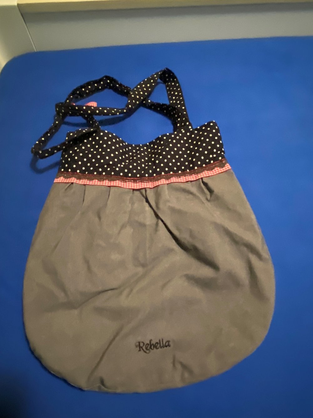 Henkeltasche Stoff – mittelgrau – mit süßen Details