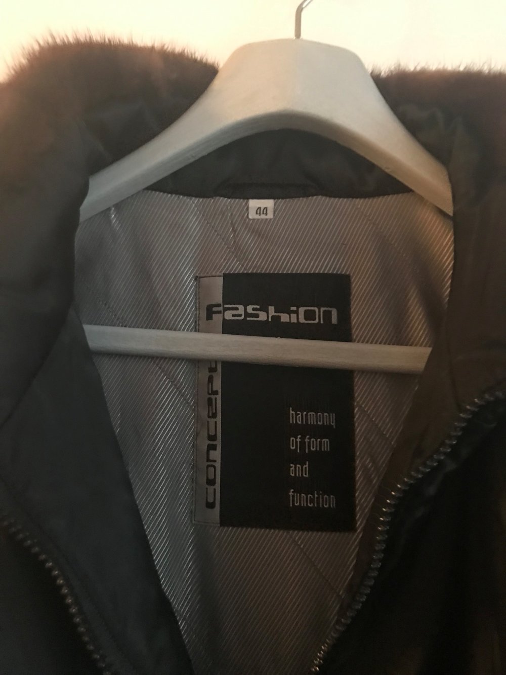 Outdoor Jacke schwarz Größe 44 mit schmalem Kunstfellkragen – wenig getragen 