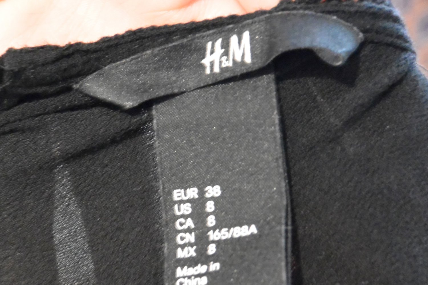 Schwarzes kurzes Kleid mit verschiedenen Details