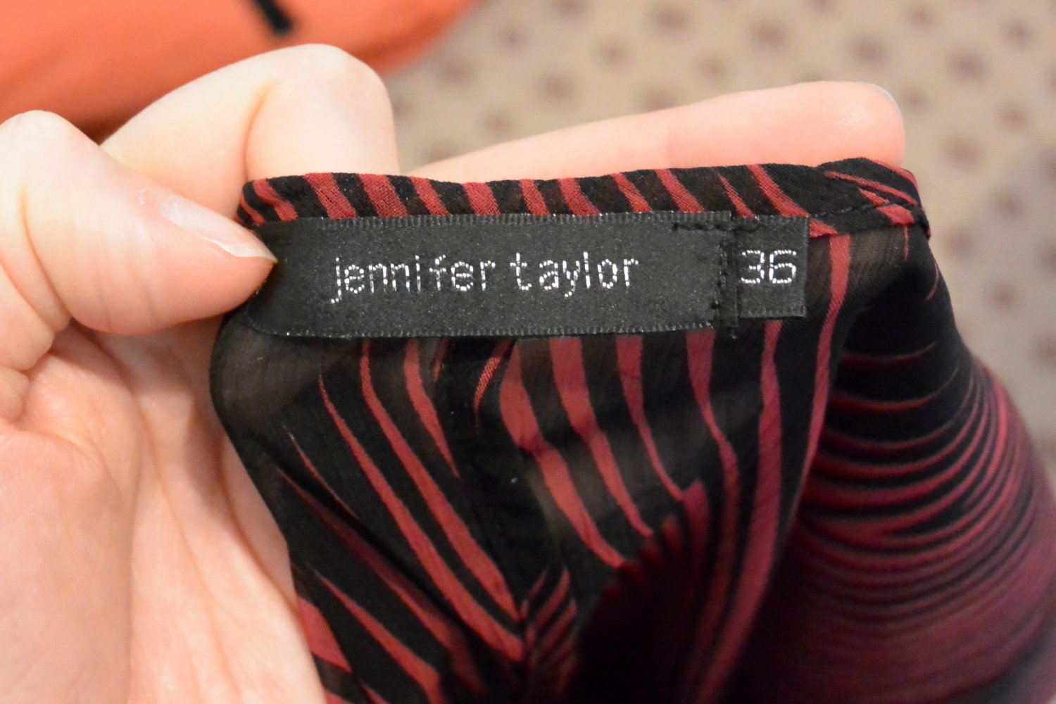 Schwarz rote transparente Bluse mit Cut outs Geomuster Party