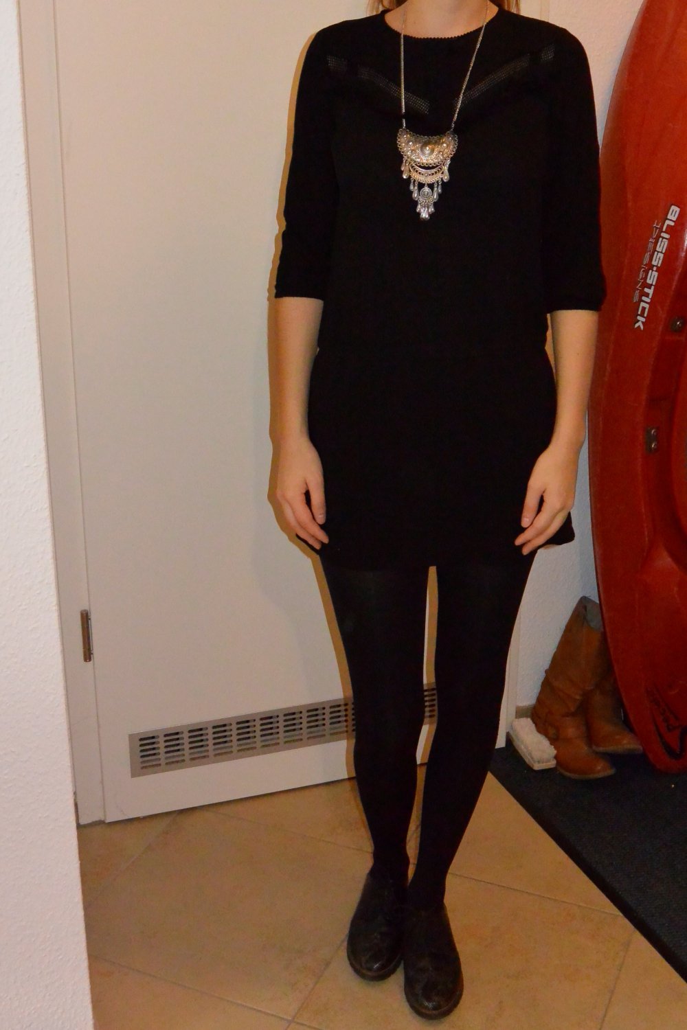 Schwarzes kurzes Kleid mit verschiedenen Details