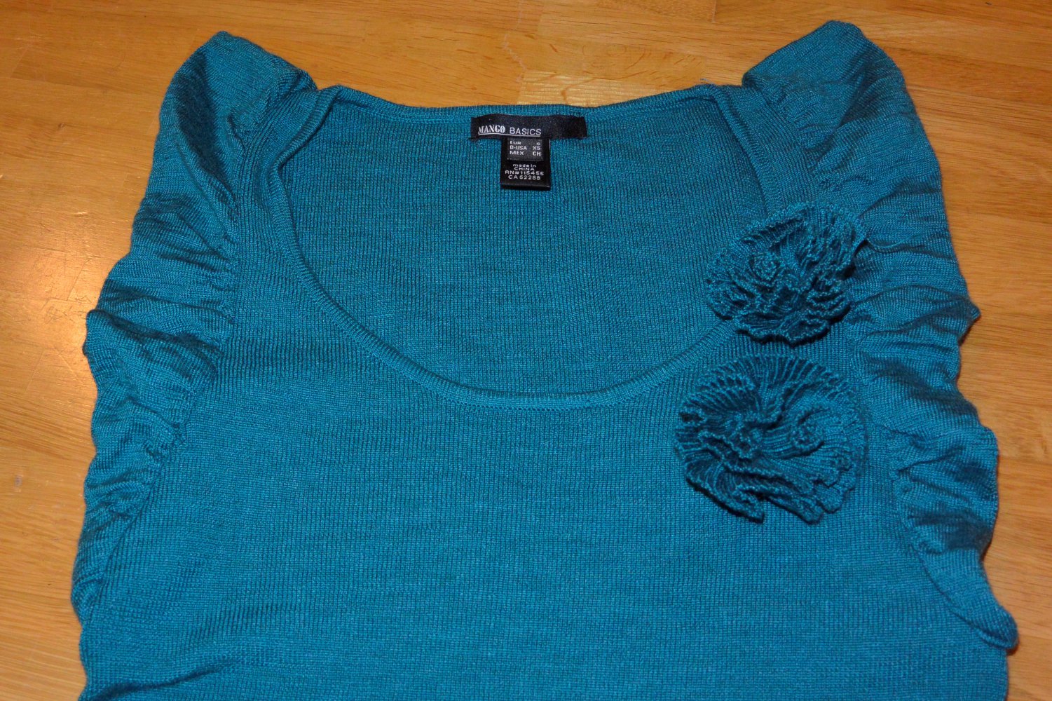 Petrolfarbenes Feinstricktop mit Rosen Herbst Winter Weihnachten Mango Basics