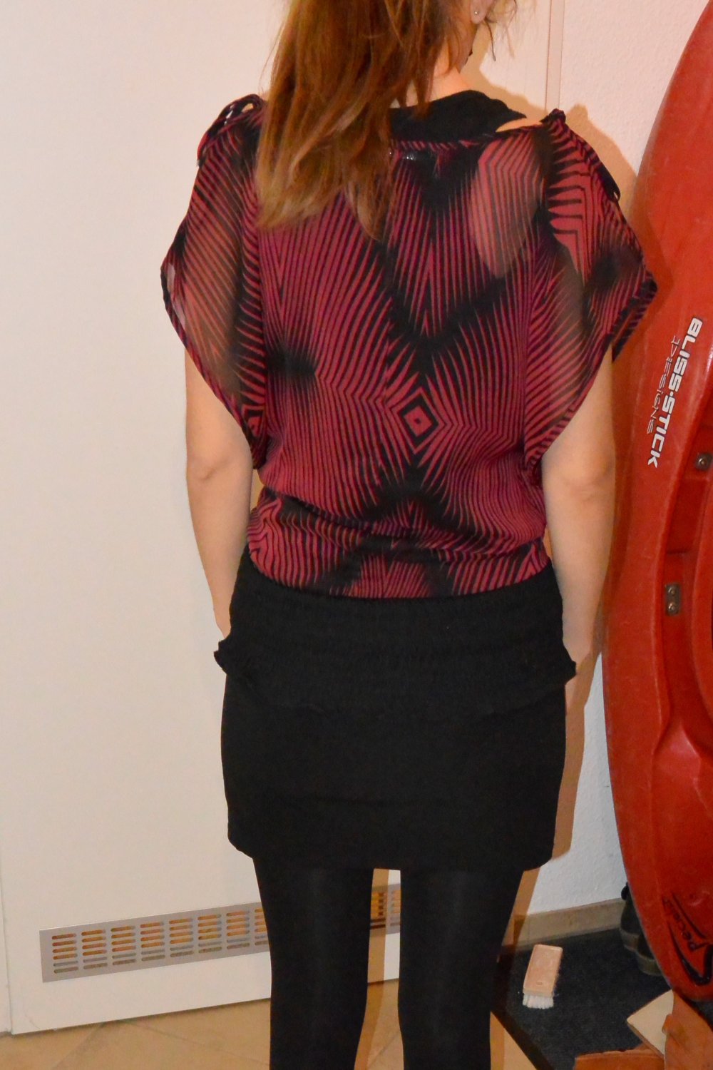 Schwarz rote transparente Bluse mit Cut outs Geomuster Party