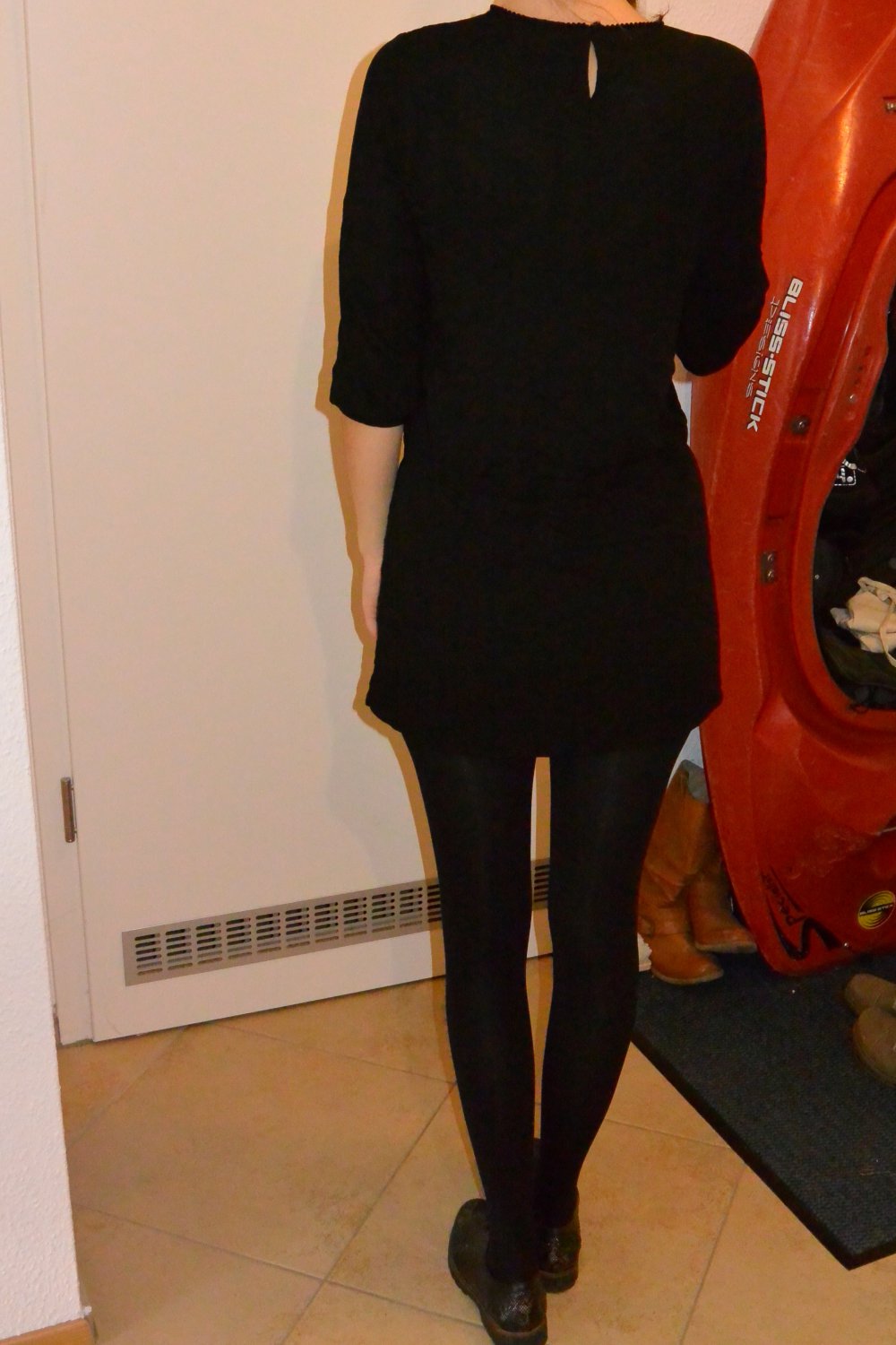 Schwarzes kurzes Kleid mit verschiedenen Details