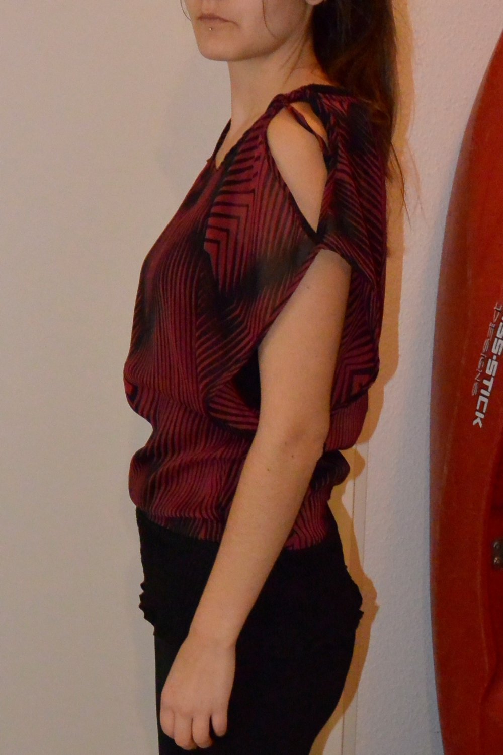 Schwarz rote transparente Bluse mit Cut outs Geomuster Party