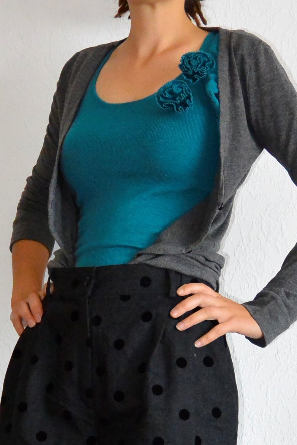 Petrolfarbenes Feinstricktop mit Rosen Herbst Winter Weihnachten Mango Basics