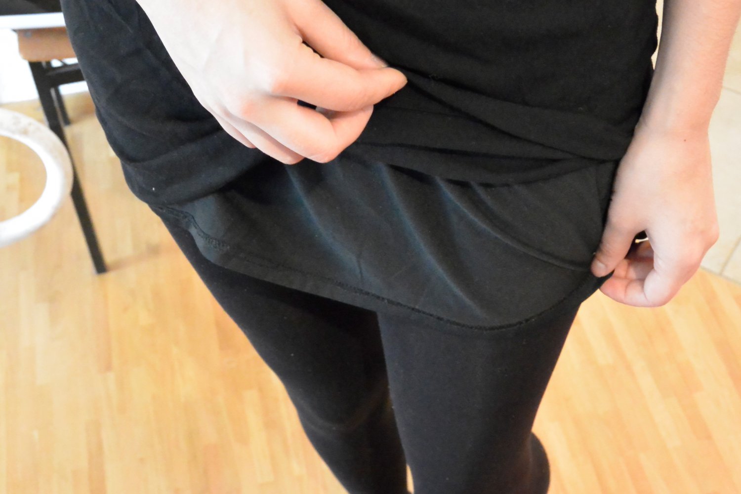 Schwarzes kurzes Kleid mit verschiedenen Details