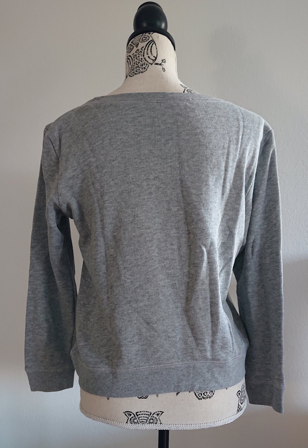 kurzer, grauer, bestickter Basic Sweater / Pullover