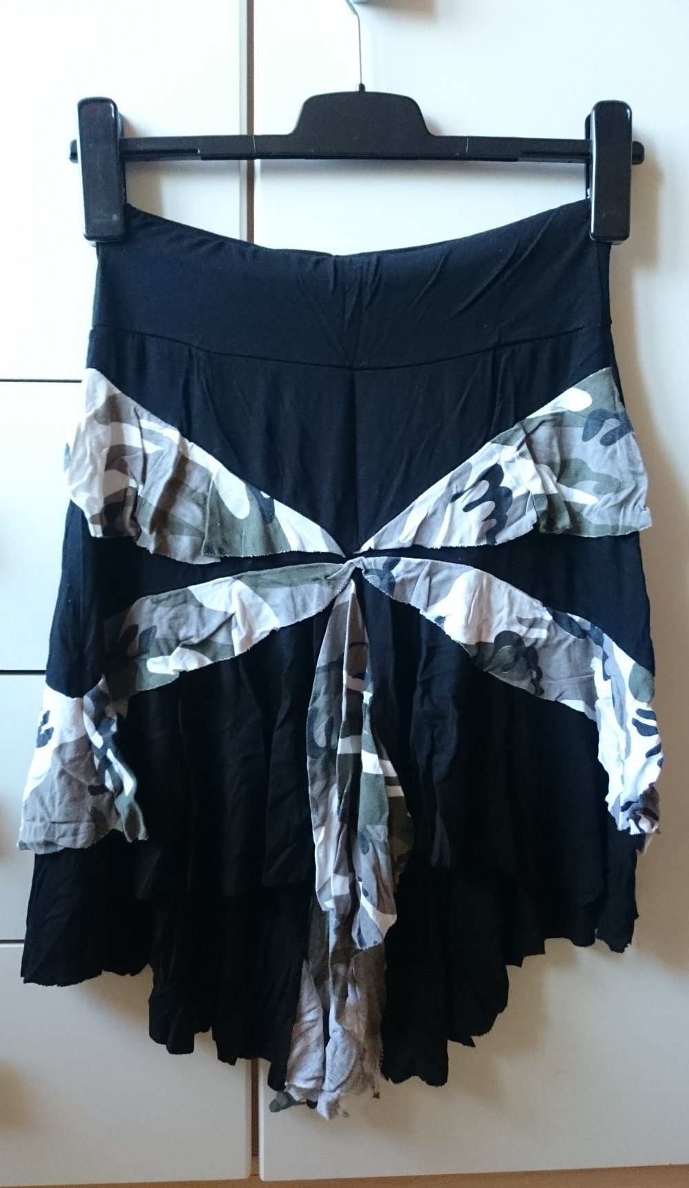 asymmetrischer, schwarzer Rock mit Camouflage Details
