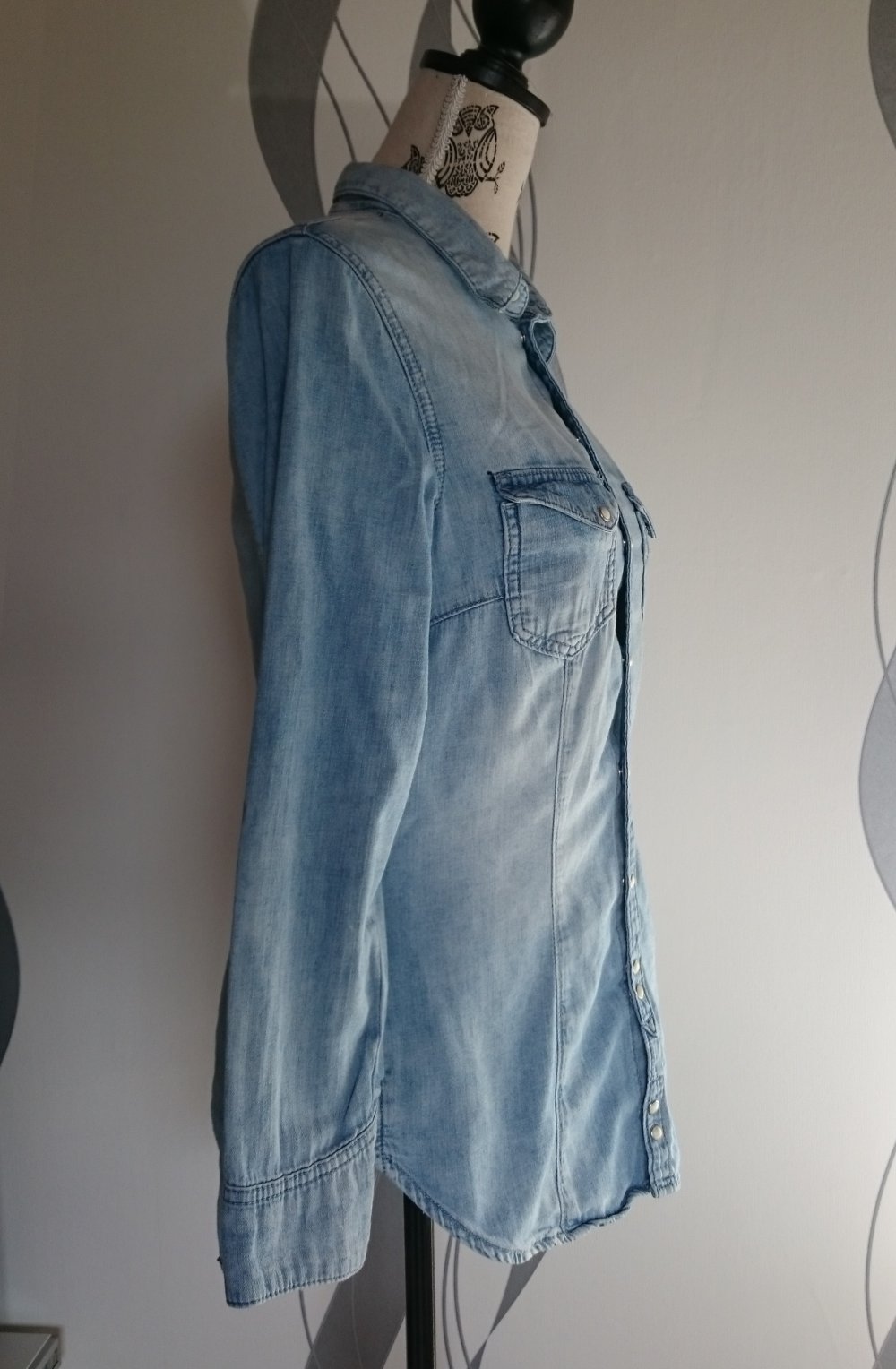 hellblaues Jeanshemd / Jeansbluse mit Perlmuttknöpfen