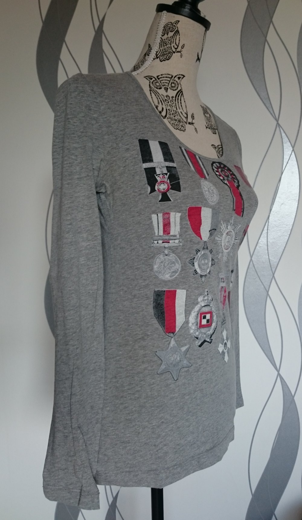 hellgraues Langarm Shirt mit Orden Print