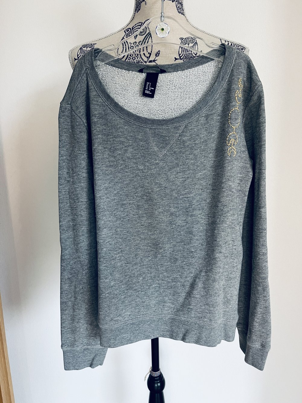 kurzer, grauer, bestickter Basic Sweater / Pullover