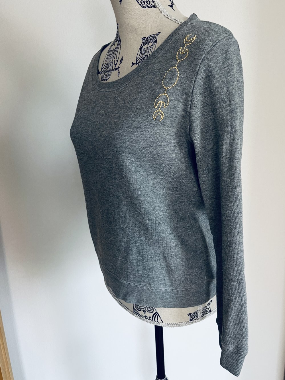 kurzer, grauer, bestickter Basic Sweater / Pullover