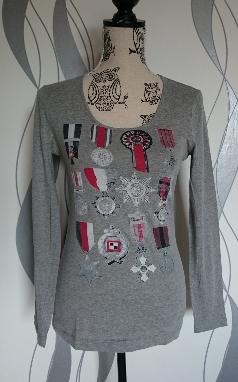 hellgraues Langarm Shirt mit Orden Print
