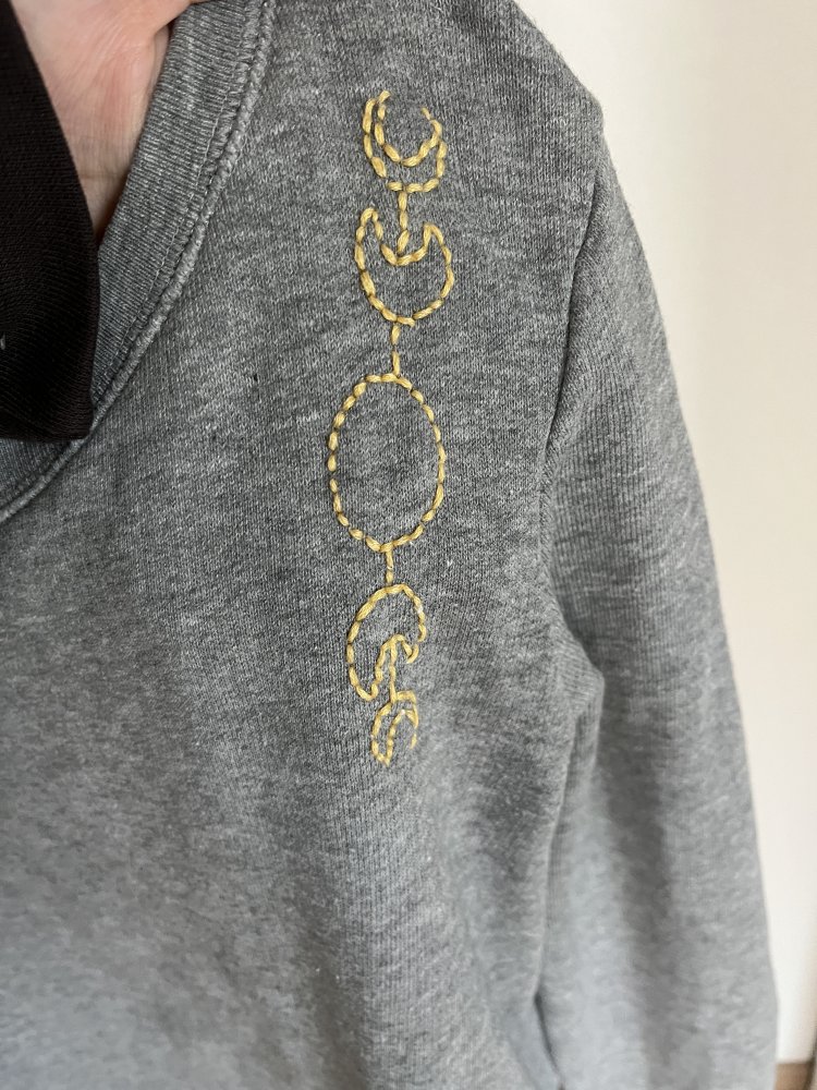 kurzer, grauer, bestickter Basic Sweater / Pullover