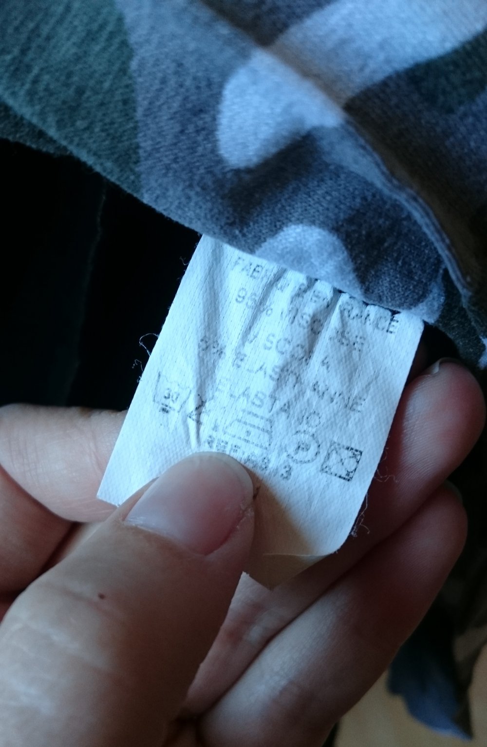 asymmetrischer, schwarzer Rock mit Camouflage Details