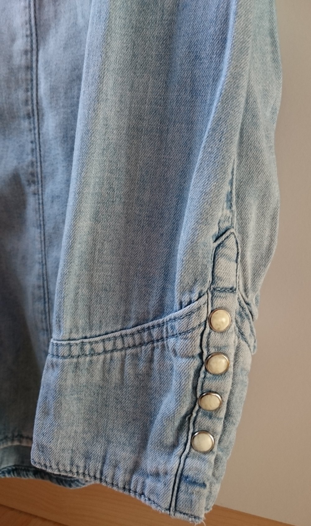 hellblaues Jeanshemd / Jeansbluse mit Perlmuttknöpfen