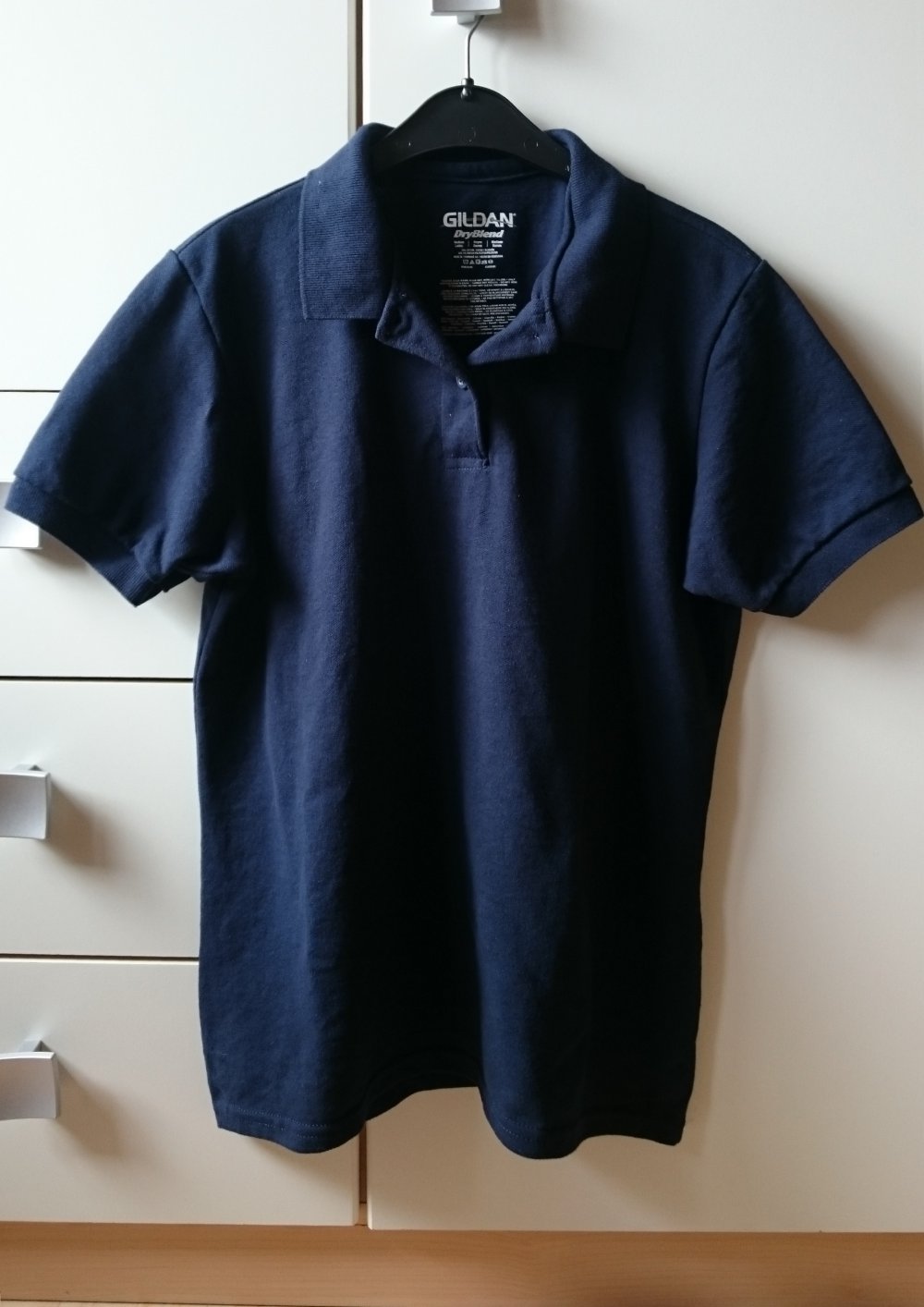 dunkelblaues Poloshirt