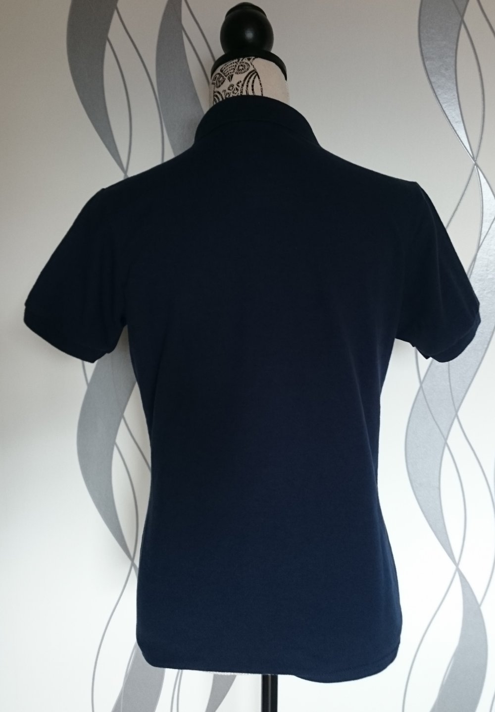 dunkelblaues Poloshirt