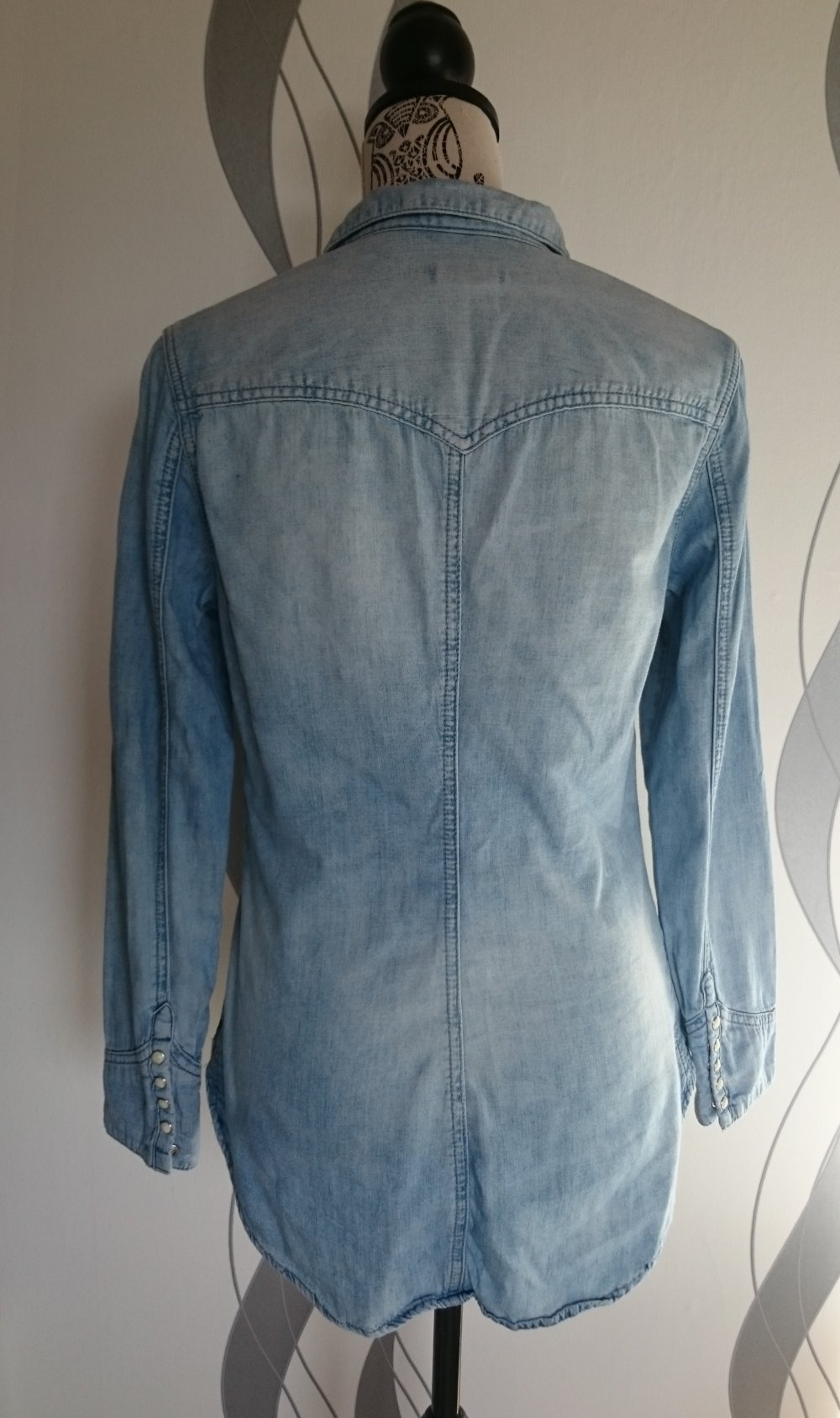 hellblaues Jeanshemd / Jeansbluse mit Perlmuttknöpfen