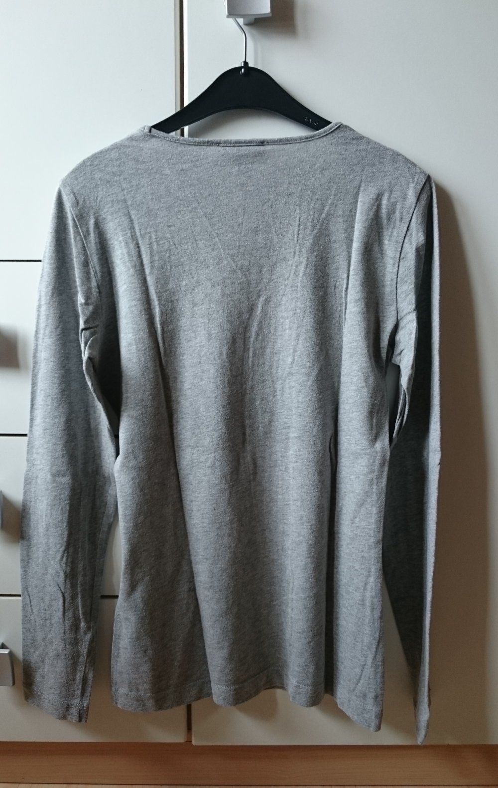 hellgraues Langarm Shirt mit Orden Print