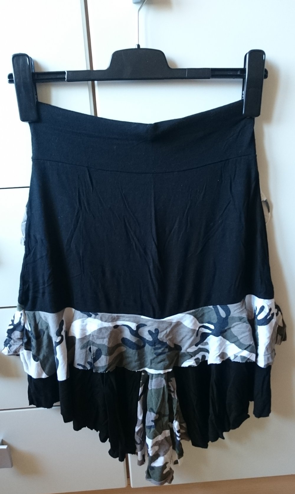 asymmetrischer, schwarzer Rock mit Camouflage Details