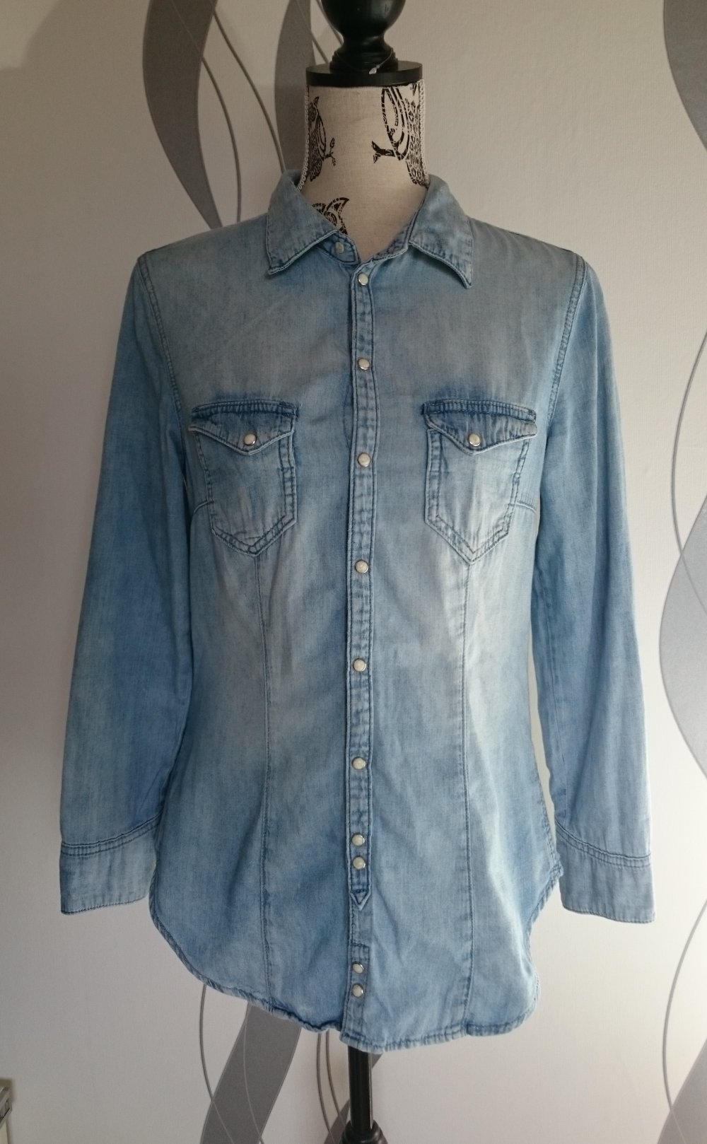 hellblaues Jeanshemd / Jeansbluse mit Perlmuttknöpfen