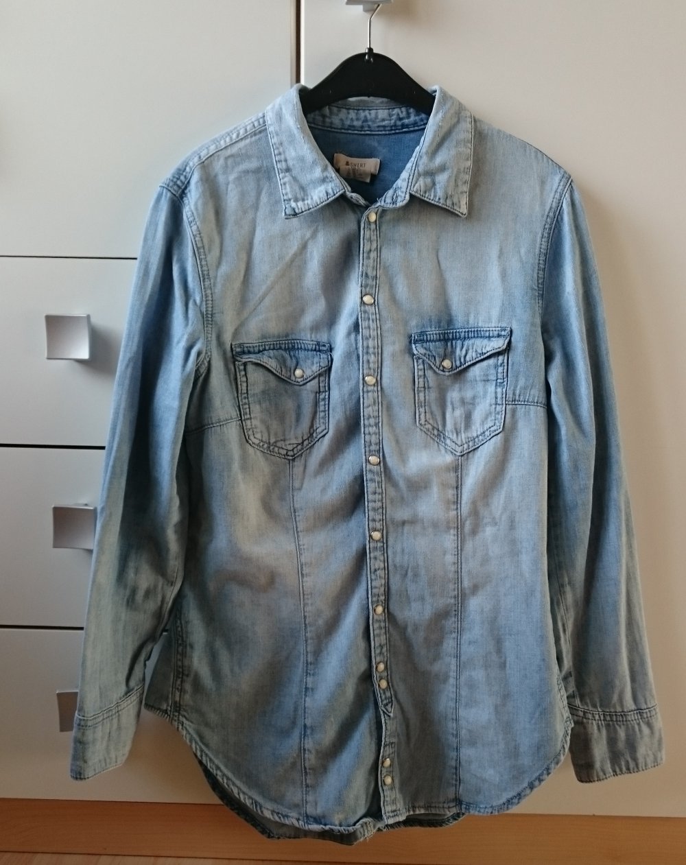 hellblaues Jeanshemd / Jeansbluse mit Perlmuttknöpfen