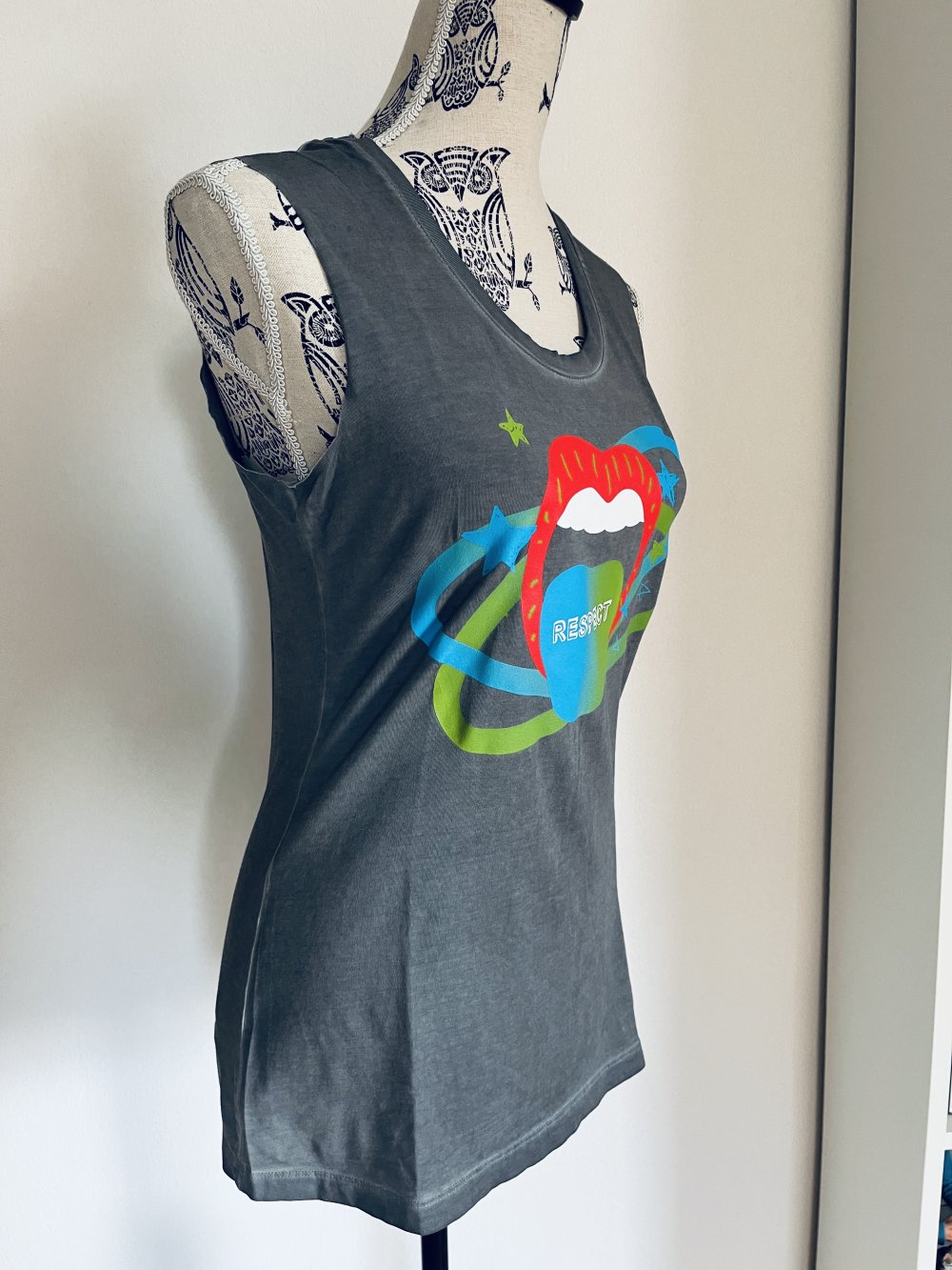 Graues Shirt mit abgeschnittenen Ärmeln / Tank Top