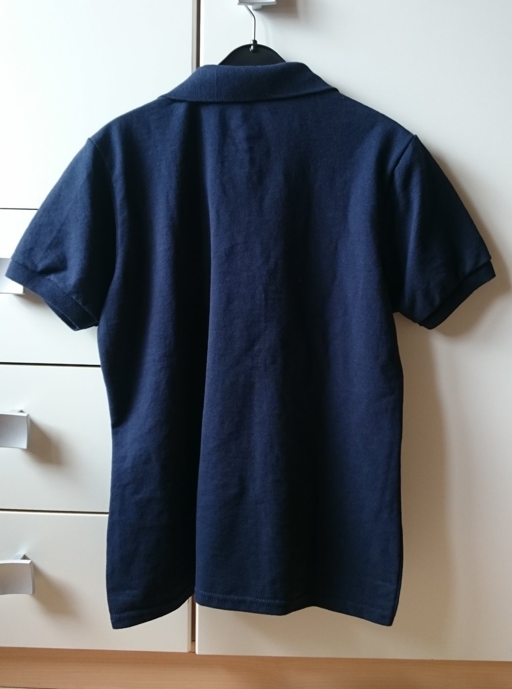 dunkelblaues Poloshirt