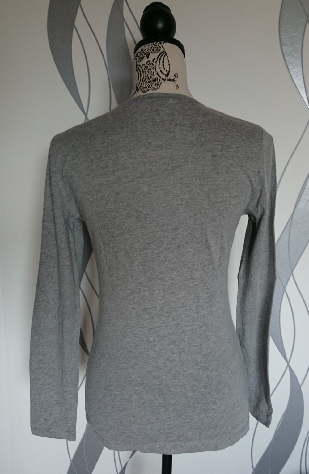 hellgraues Langarm Shirt mit Orden Print