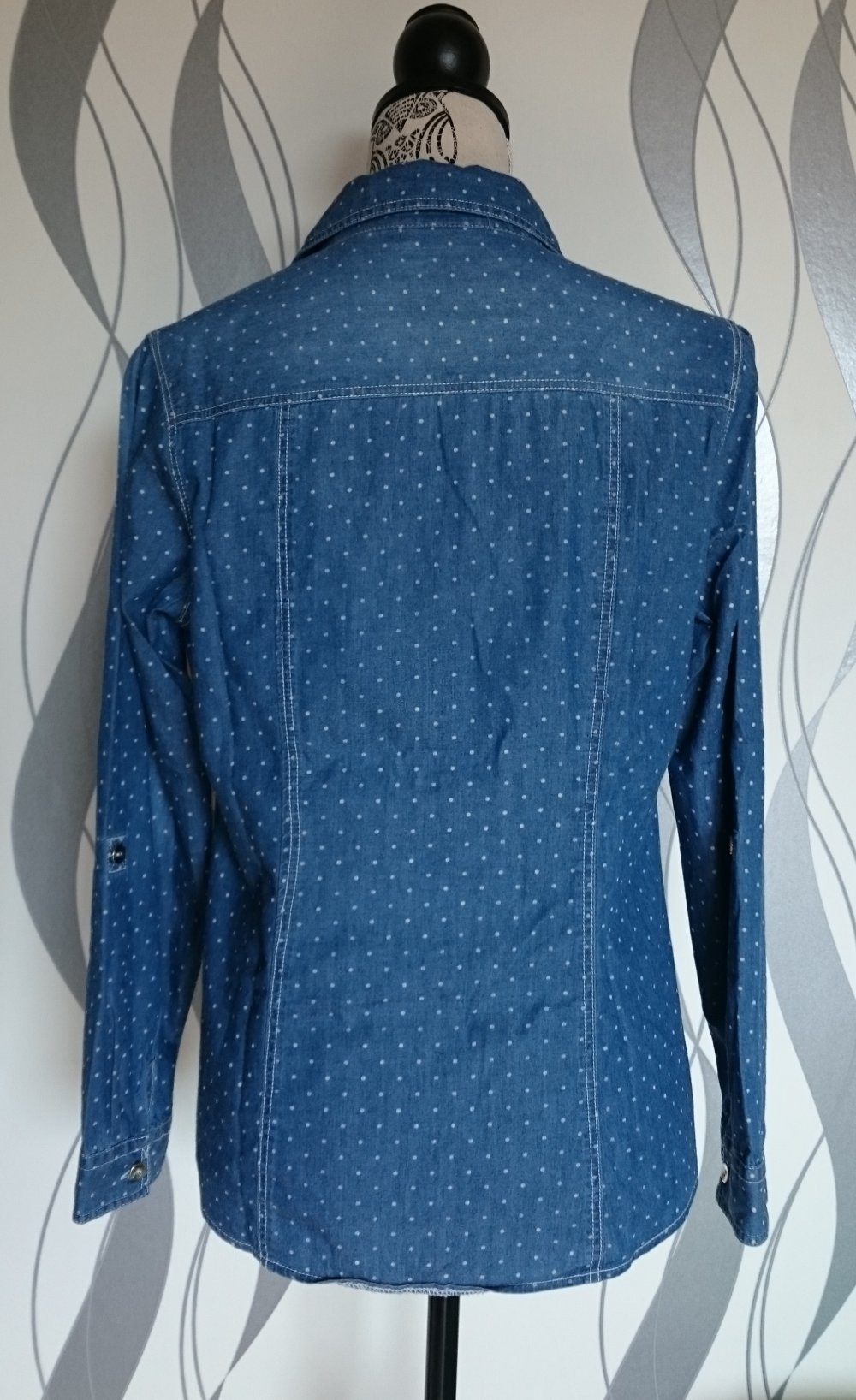 leichtes, gepunktetes Jeanshemd / Jeansbluse