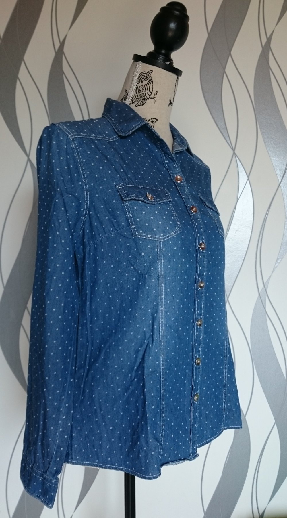 leichtes, gepunktetes Jeanshemd / Jeansbluse