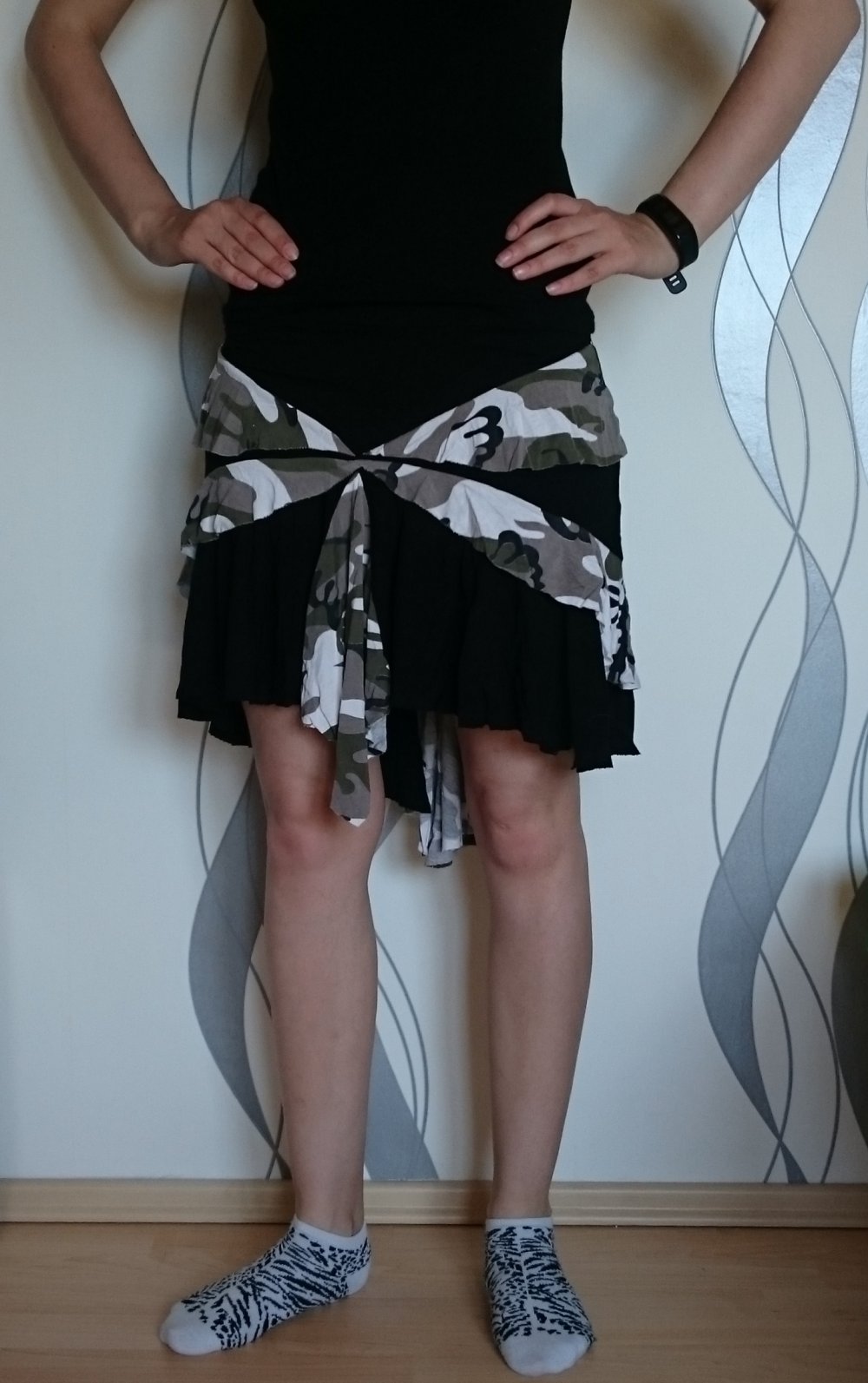 asymmetrischer, schwarzer Rock mit Camouflage Details